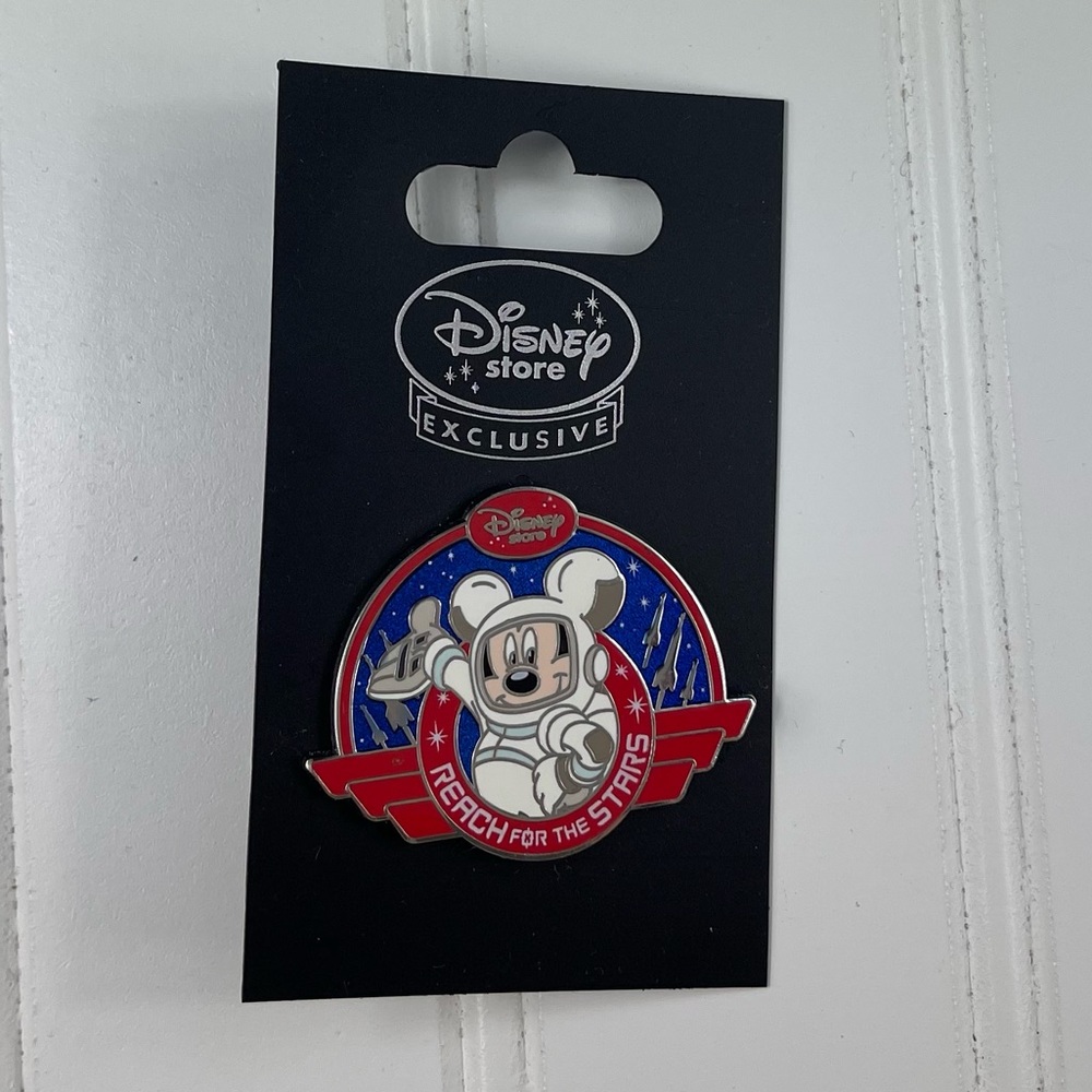 Disney Store Pin Collection Mickeys Reach For The Stars from 2008 New